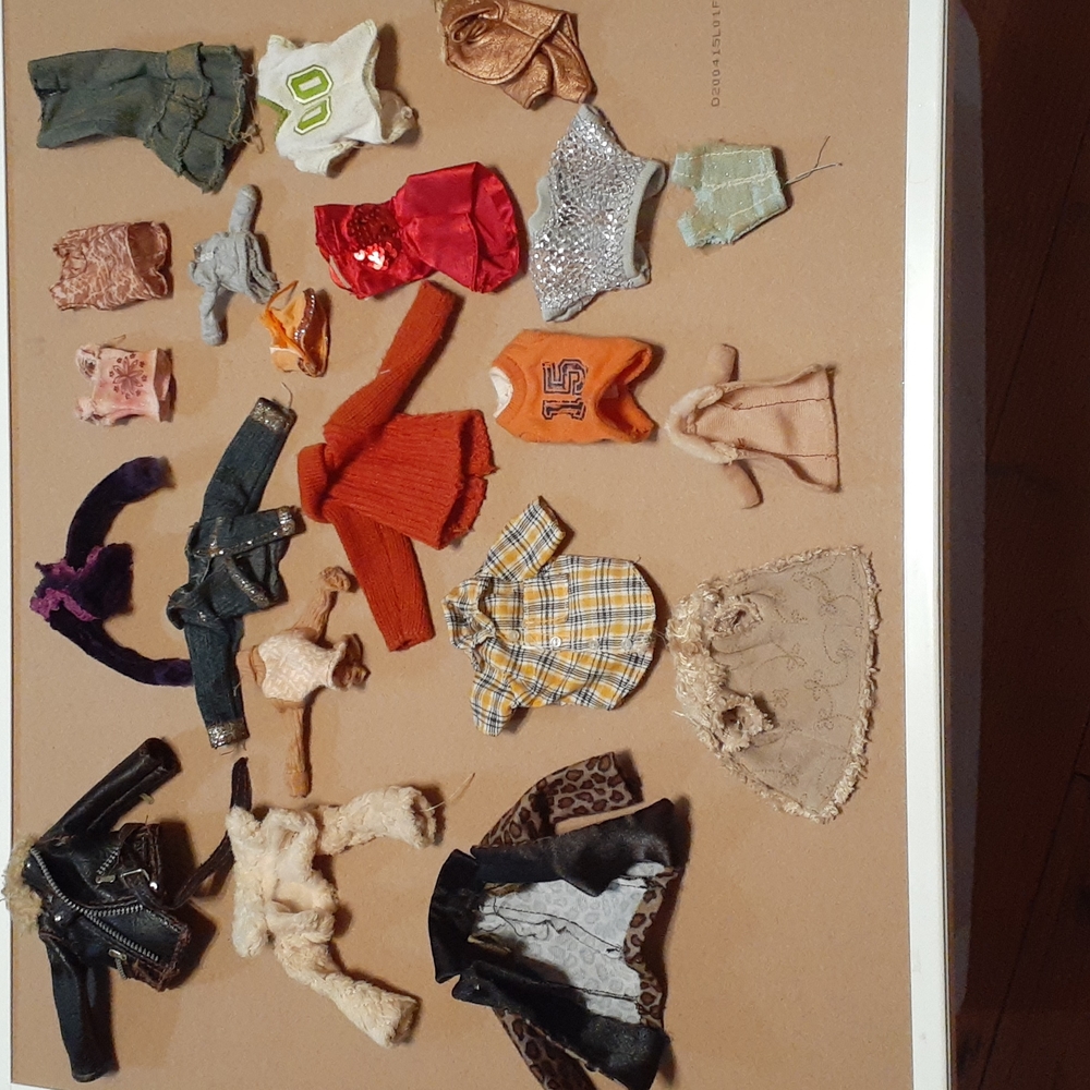 BRATZ 21 pieces of clothing